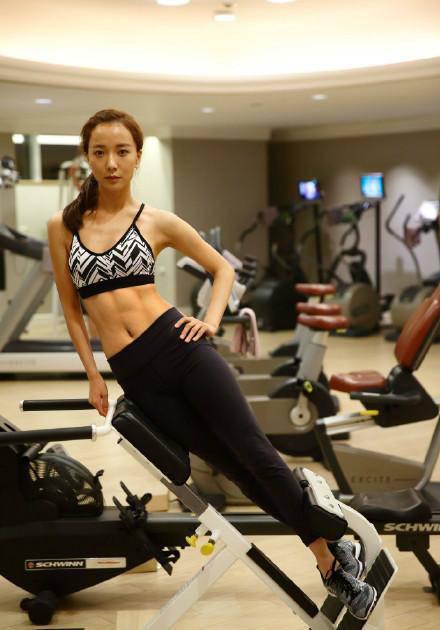 王珞丹曬性感腹肌照 最美馬甲線