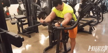 因蔑視施瓦辛格被人批評！不過他身材真壯，刷個綠漆就是綠巨人