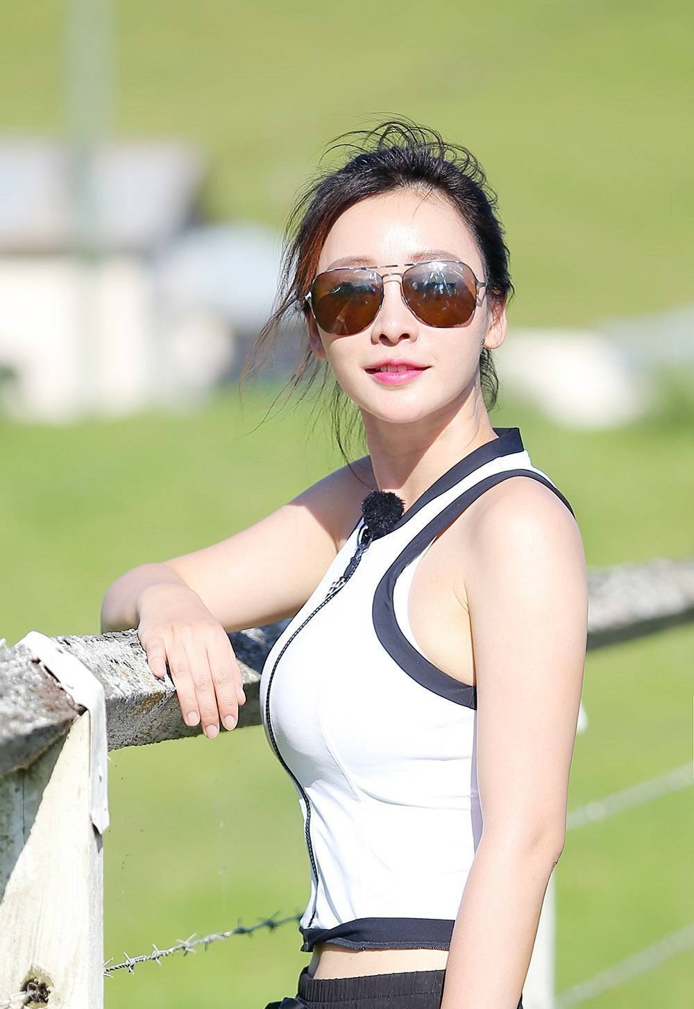 柳巖緊張運(yùn)動(dòng)裝 好身材一覽無余