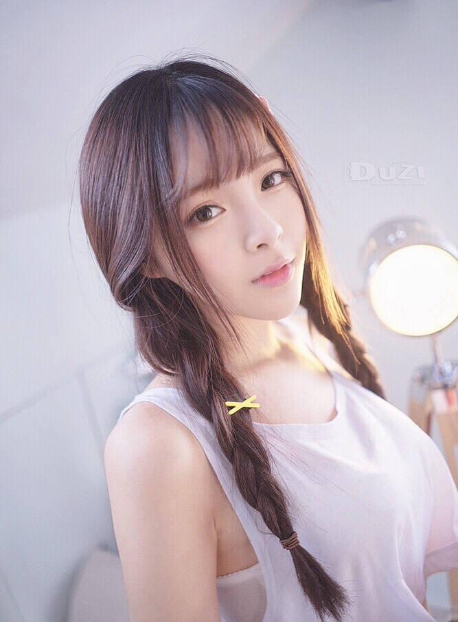 95后嫩模健身照 緊身衣褲超火辣