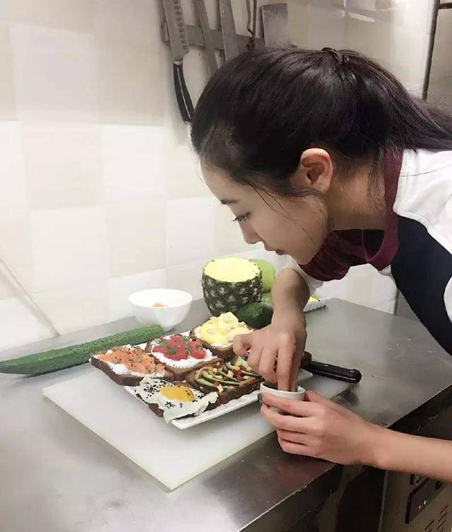 美女教師尺度健身照 學生如何把持