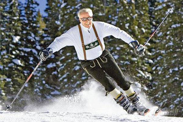 美國98歲服裝巨頭創始人，為什么他能健康事業雙豐收？