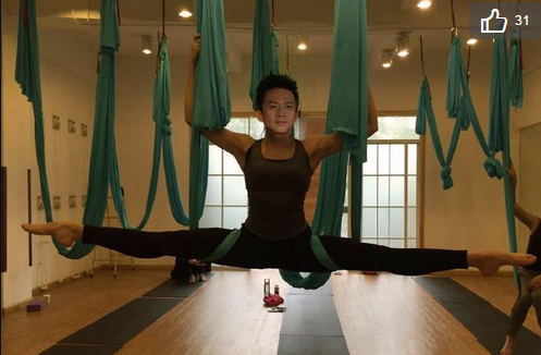 鄧超又來(lái)惡搞了 曬一大波PS版一字馬