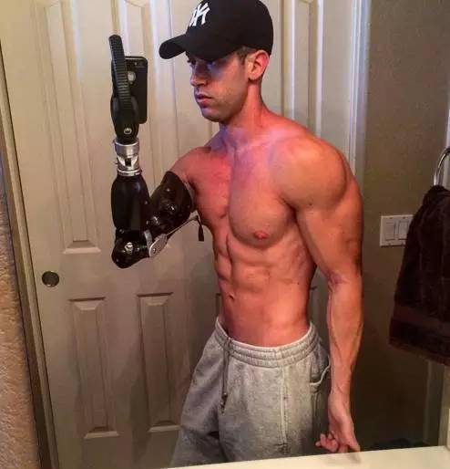 身殘志堅 天生獨臂卻練成肌肉男神