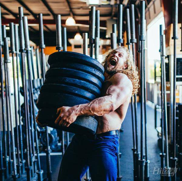 滿腦子都是騷操作！健身界的一股泥石流