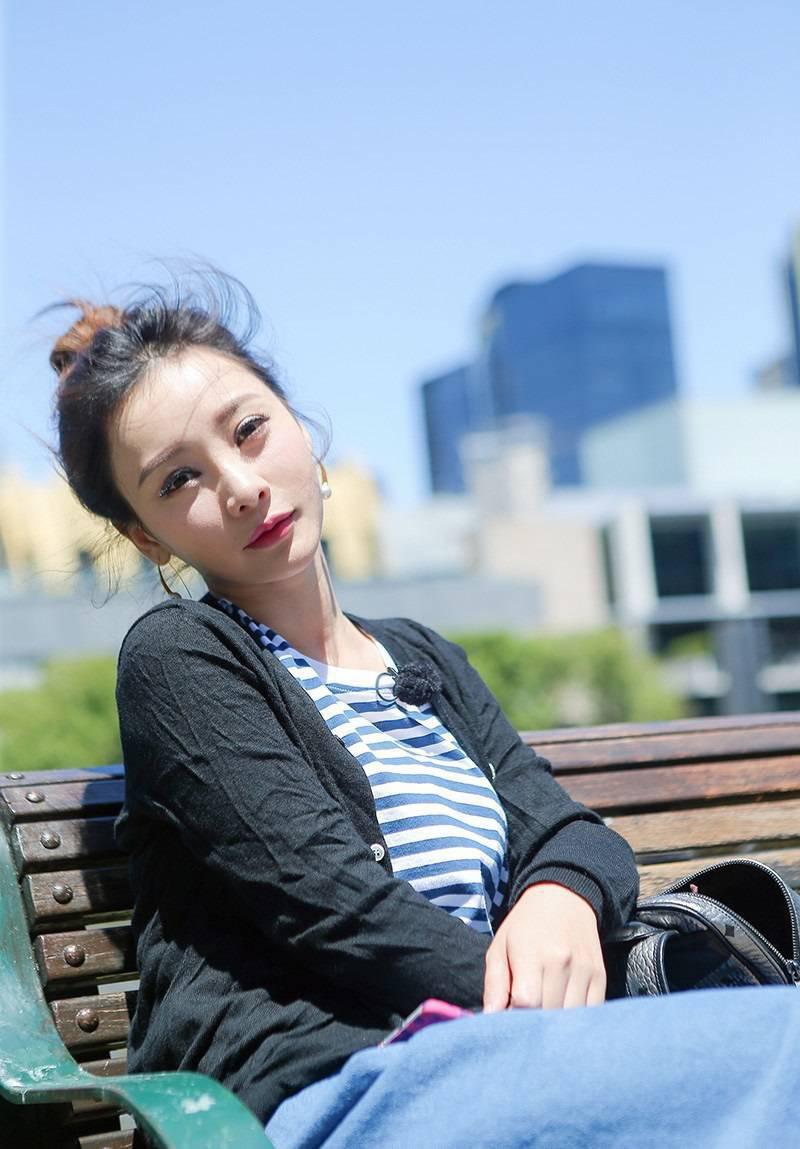 柳巖緊張運(yùn)動(dòng)裝 好身材一覽無余