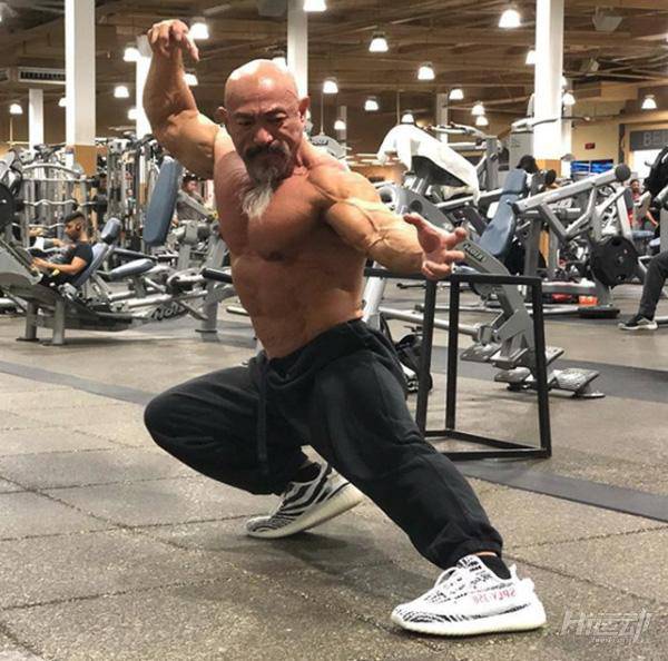 50多歲老頭迷戀“七龍珠”，瘋狂健身練成真實版龜仙人