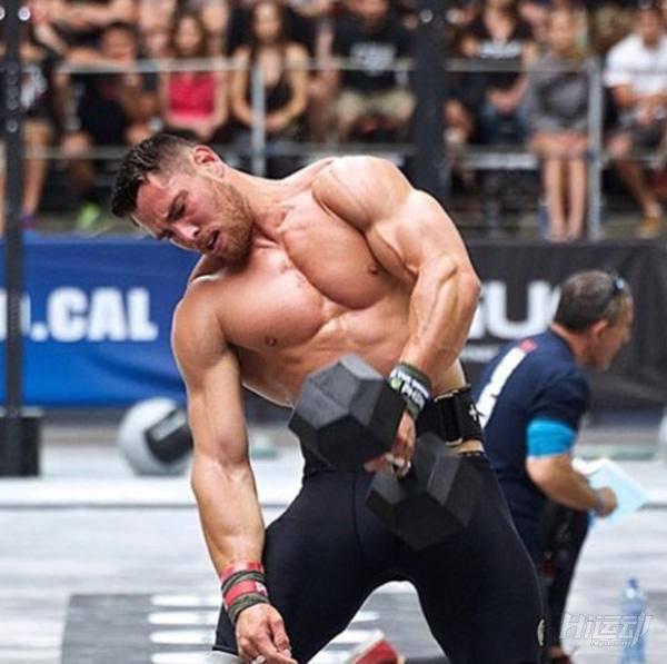 國外大爺挑戰(zhàn)街頭健身小伙！這么強壯活該他裝逼成功