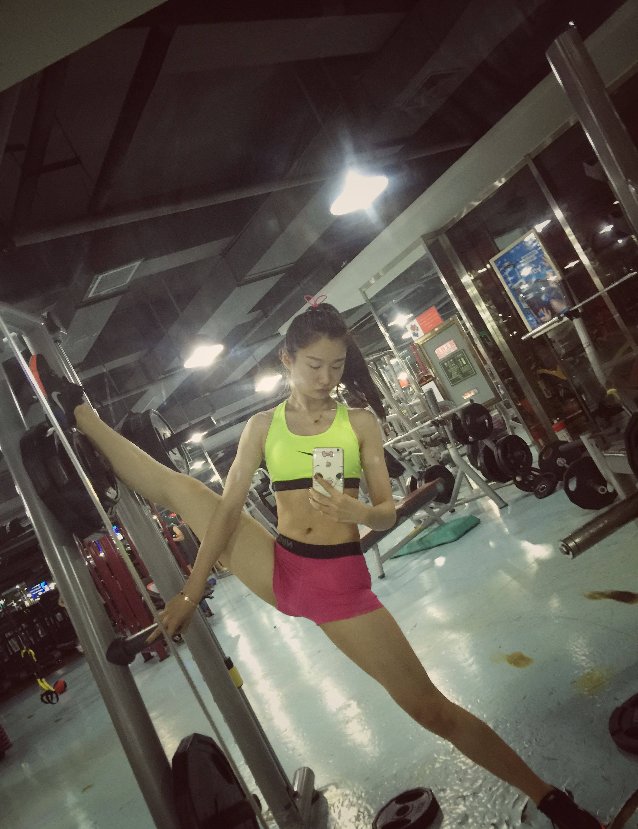 美女緊身衣出鏡 香汗淋漓長腿逆天