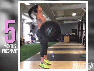 預產期還有5天，她還在健身房硬拉！
