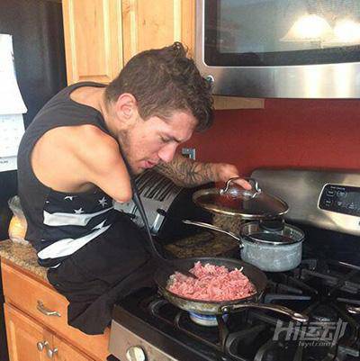 出生只有一只胳膊一條腿，身材卻比正常人都強百倍！