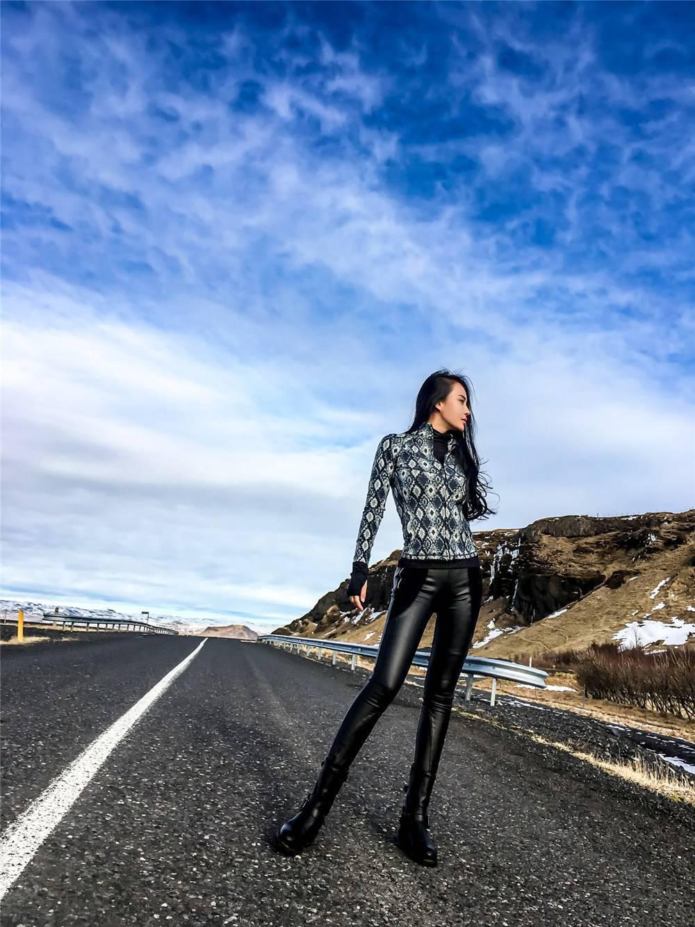 瑜伽女神母其彌雅 皮褲長腿性感十足