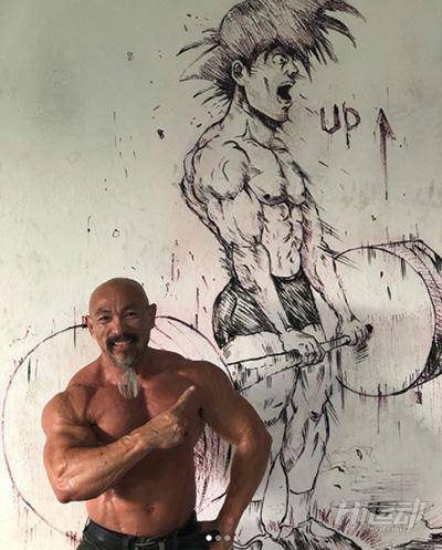 50多歲老頭迷戀“七龍珠”，瘋狂健身練成真實版龜仙人