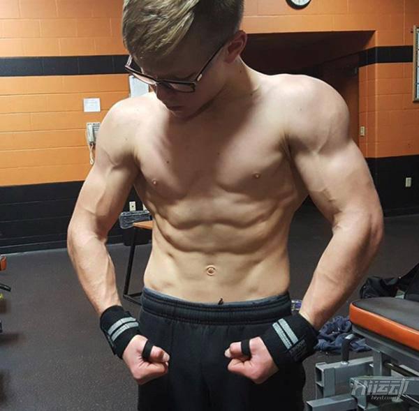 才17歲的小少年，居然把體脂率練只有5%