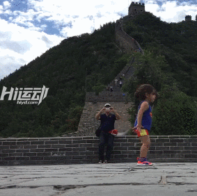 年僅4歲的“小姑涼”一身肌肉，競對父親下如此狠手！