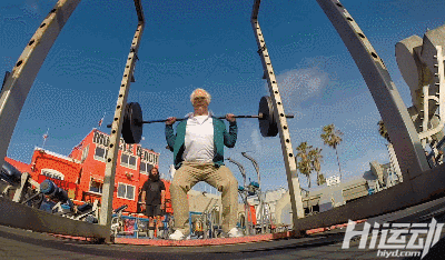 國外大爺挑戰(zhàn)街頭健身小伙！這么強壯活該他裝逼成功