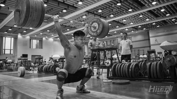 被國外媒體稱為“舉起世界的男人”！一次次刷新老外對力量的認知