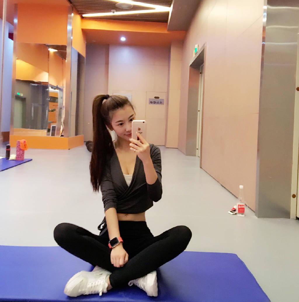 裴帥女友顏值逆天 性感翹臀狂吸睛