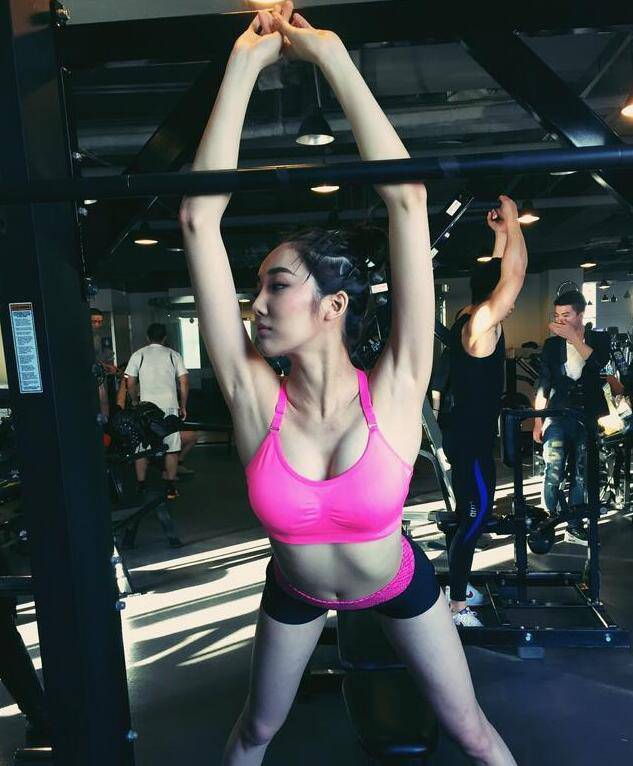 女演員健身性感照惹火 俏皮吐香舌盡顯可愛