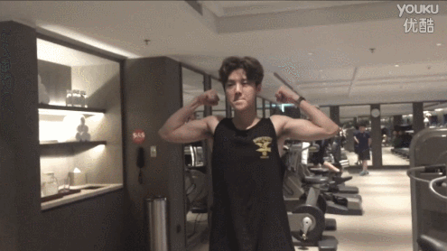 鹿晗出道這四年的肌肉成長史