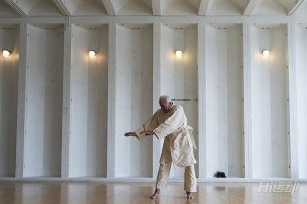 美國98歲服裝巨頭創始人，為什么他能健康事業雙豐收？