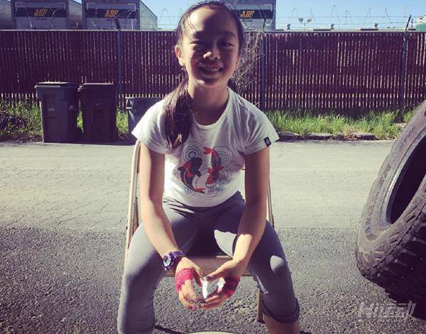 這個(gè)11歲蘿莉讓很多人汗顏！硬拉深蹲樣樣精通