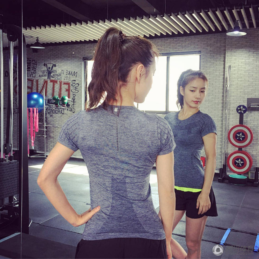 女網友曬私照 緊身衣秀一字馬吸睛