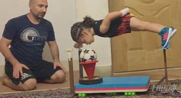 年僅4歲的“小姑涼”一身肌肉，競對父親下如此狠手！