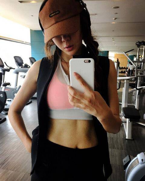 馬甲線(xiàn)超明顯 周韋彤曬健身美照