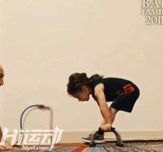 年僅4歲的“小姑涼”一身肌肉，競對父親下如此狠手！