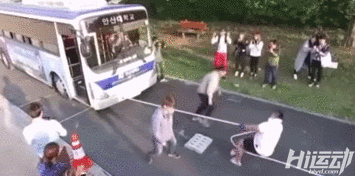 因蔑視施瓦辛格被人批評！不過他身材真壯，刷個綠漆就是綠巨人