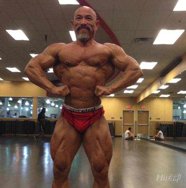 50多歲老頭迷戀“七龍珠”，瘋狂健身練成真實版龜仙人