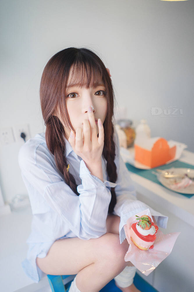 95后嫩模健身照 緊身衣褲超火辣