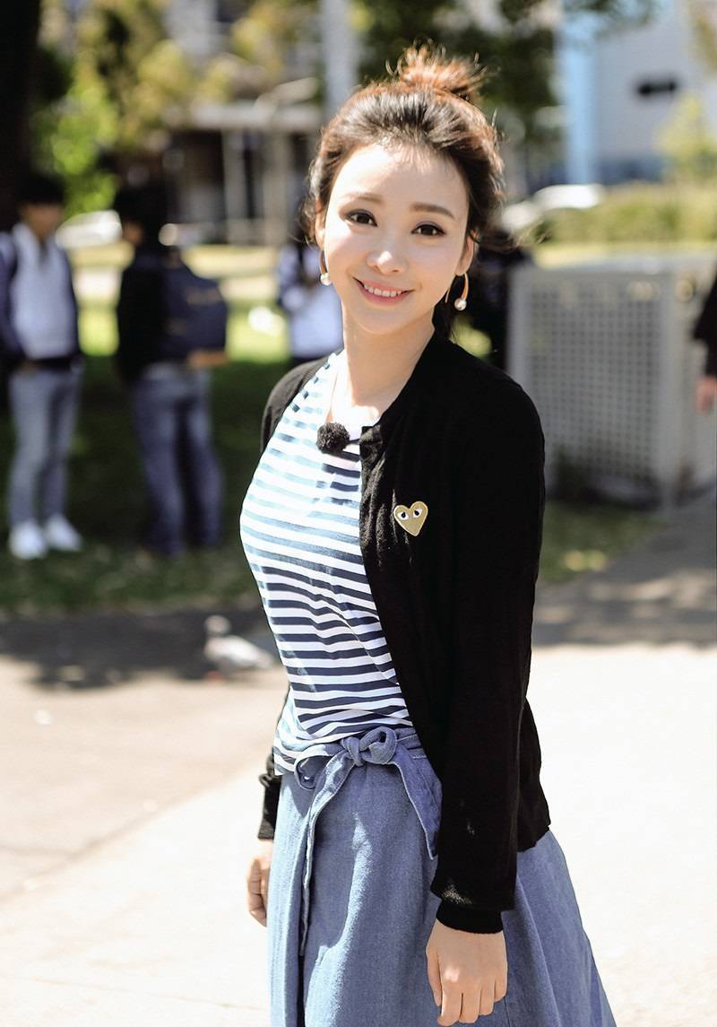 柳巖緊張運(yùn)動(dòng)裝 好身材一覽無余