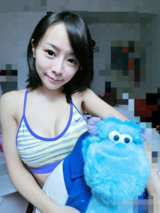 一字馬運動萌妹走紅 高顏值辣身材