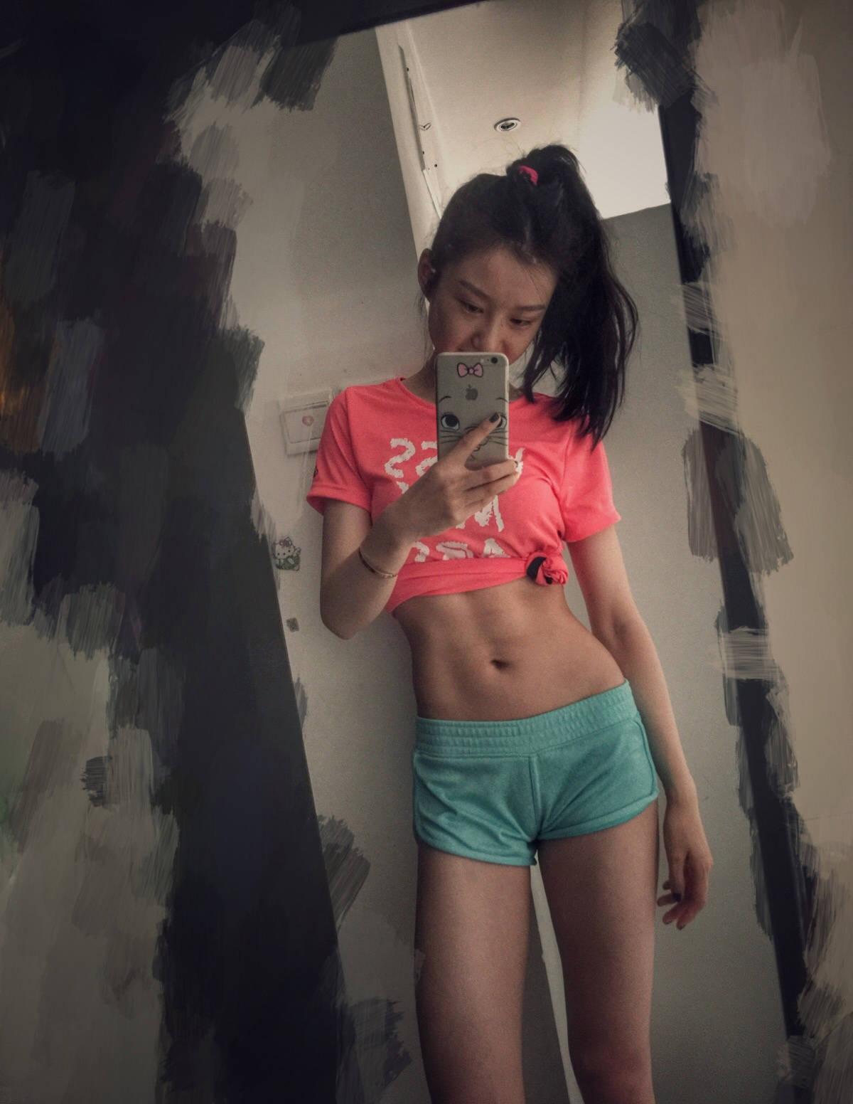 美女緊身衣出鏡 香汗淋漓長腿逆天