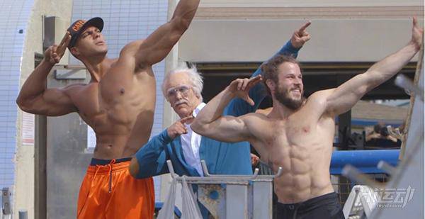 國外大爺挑戰(zhàn)街頭健身小伙！這么強壯活該他裝逼成功