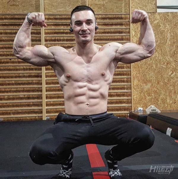 不用器械4年徒手健身！小伙從瘦“鵪鶉”到“肌霸”完美蛻變！