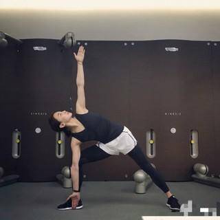 蹦床公主逆天健身照 自嘲水桶腰