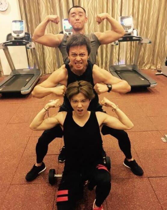 鹿晗出道這四年的肌肉成長史