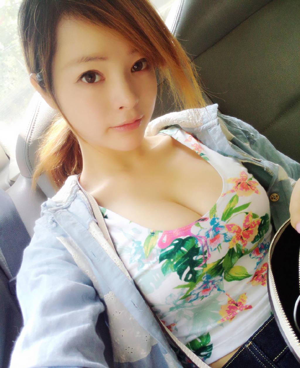 胸大也尷尬 足球寶貝曬私照打馬賽克