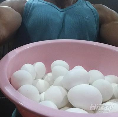 50多歲老頭迷戀“七龍珠”，瘋狂健身練成真實版龜仙人