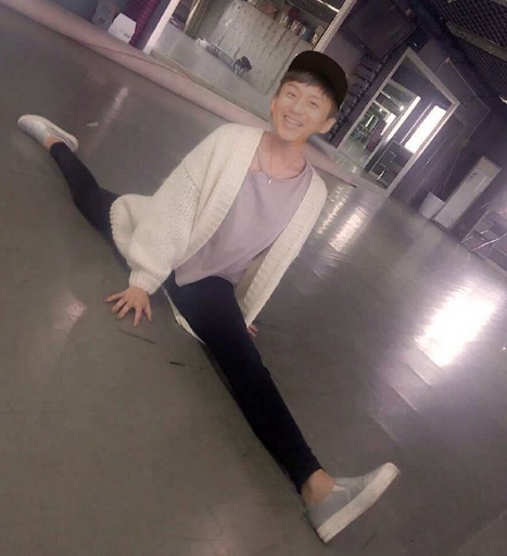 鄧超又來(lái)惡搞了 曬一大波PS版一字馬