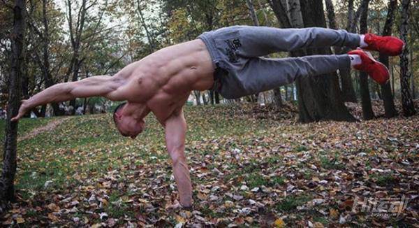 不用器械4年徒手健身！小伙從瘦“鵪鶉”到“肌霸”完美蛻變！