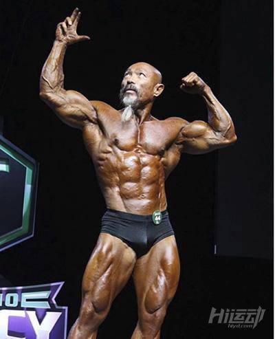 50多歲老頭迷戀“七龍珠”，瘋狂健身練成真實版龜仙人