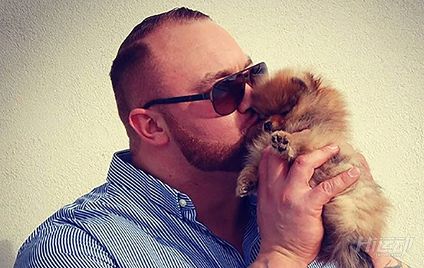 2018年世界大力士冠軍，硬拉1041磅打破世界紀錄：喜歡小狗狗