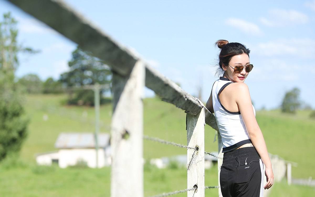 柳巖緊張運(yùn)動(dòng)裝 好身材一覽無余