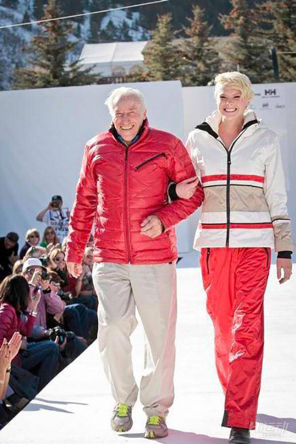 美國98歲服裝巨頭創始人，為什么他能健康事業雙豐收？