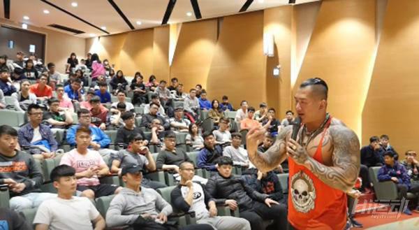 臺灣硬漢館長：想挑戰(zhàn)的排好隊(duì)，一個(gè)一個(gè)來！