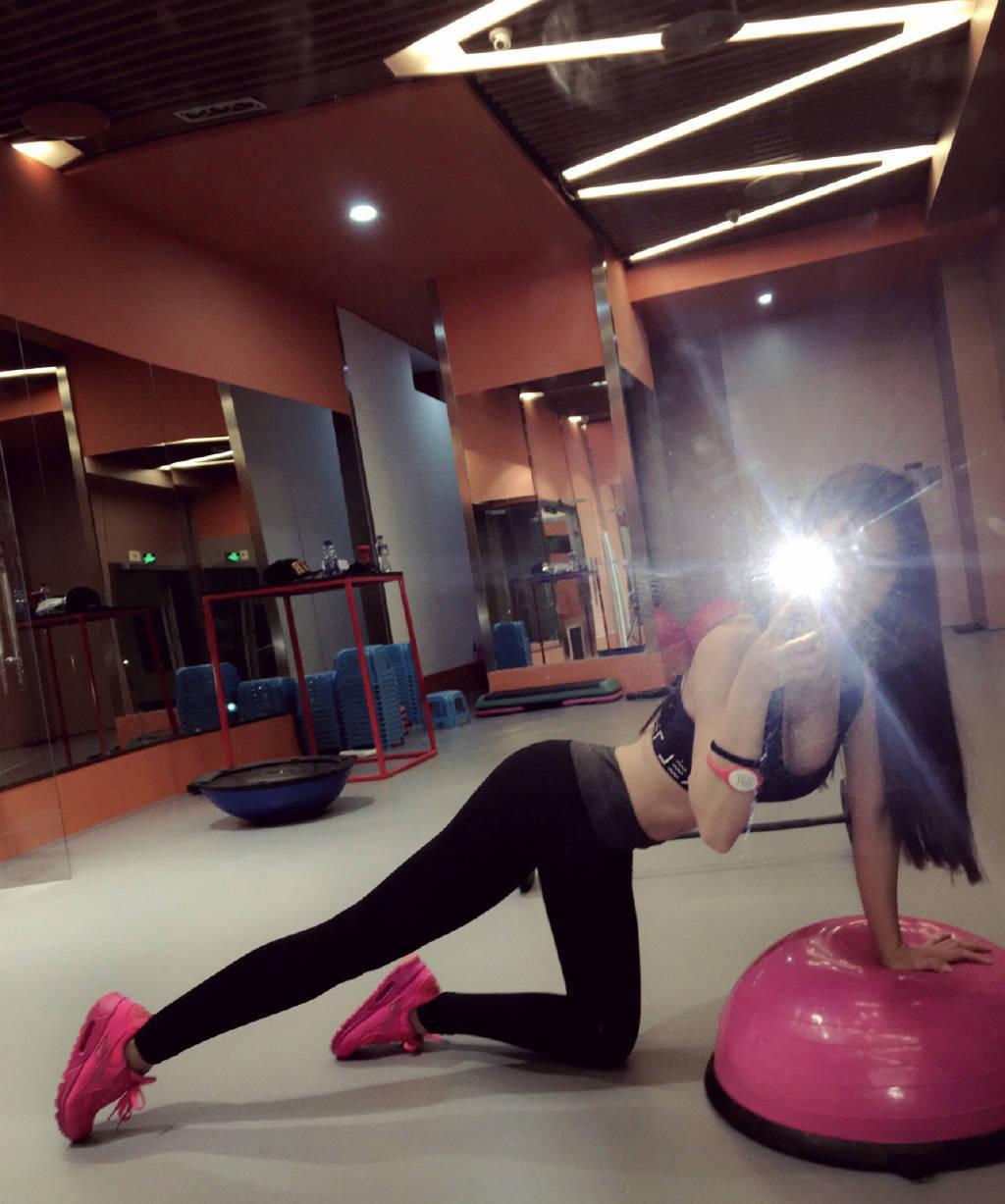 裴帥女友顏值逆天 性感翹臀狂吸睛